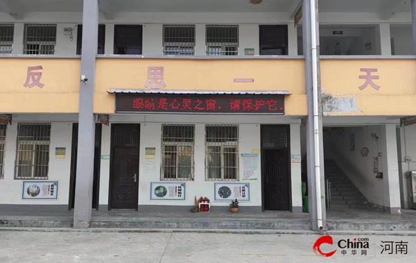 ​西平县专探小学开展近视防控宣传月活动