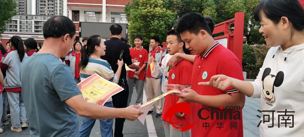 驻马店市第三中学举行拔河比赛活动