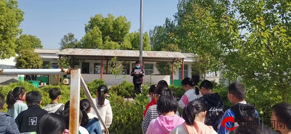 ​大手牵小手 共创文明城——西平县重渠汪庄小学开展文明城市调查问卷