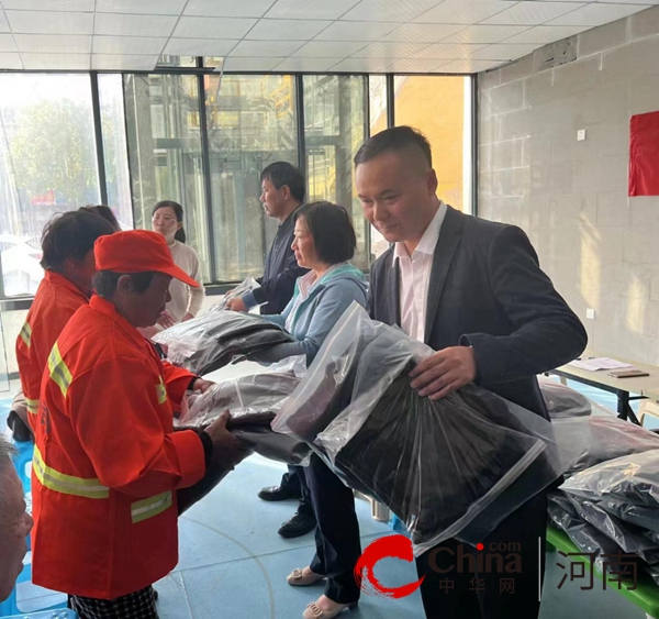 驻马店市驿城区橡林街道健康路中段社区举办“秋凉送温暖 关爱暖民心”暨御寒棉衣发放仪式