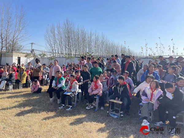 西平县焦庄小学举行拔河比赛