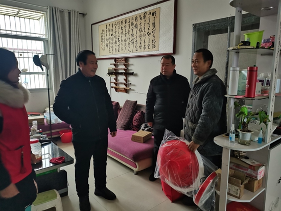 商城县民政局联合县慈善总会到东街社区开展“元旦”慰问志愿服务活动